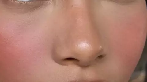 El maquillaje blurry ayuda a suavizar las facciones fuertes del rostro