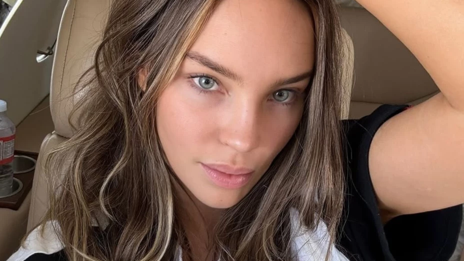 Video: Belinda enseña de más en pleno concierto y la gente le grita