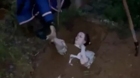 Encuentran a dos mujeres enterradas vivas en un bosque durante supuesto ritual chamánico