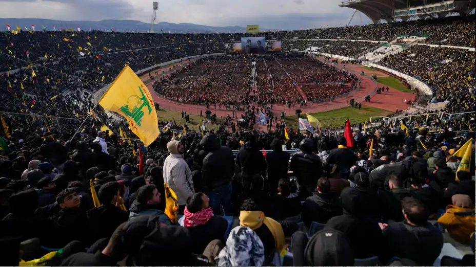 Gente en un estadio en los funerales de los líderes de Hezbollah Hassan Nasrallah y Hashem Safieddine.