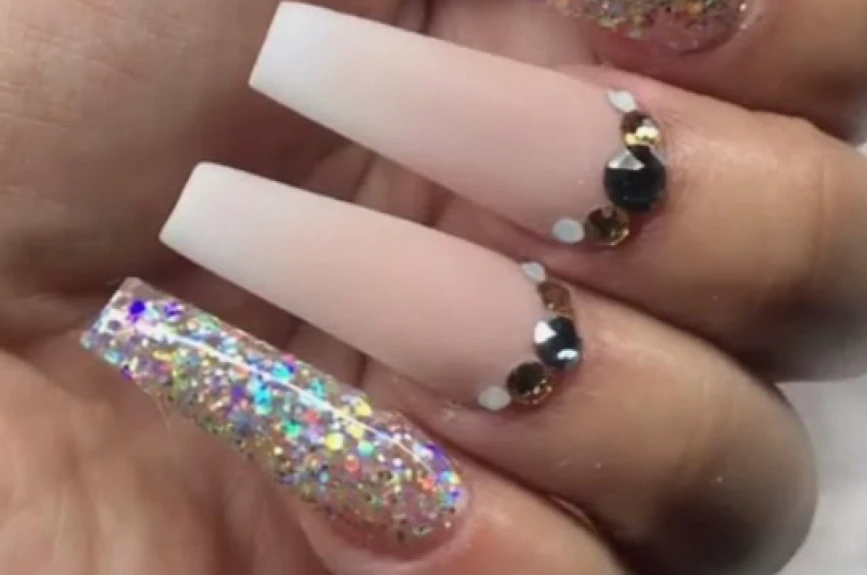 19 ideas de uñas rosas con brillos cortas y largas