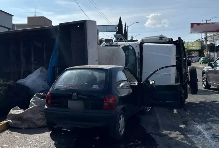 Camión sin frenos vuelca en bulevar Insurgentes en León y provoca fuerte choque este lunes 12 de enero 2026.png