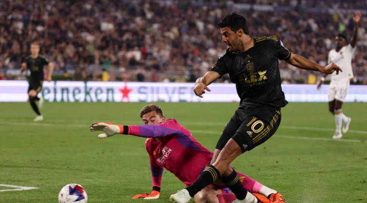 Carlos Vela ante el Galaxy