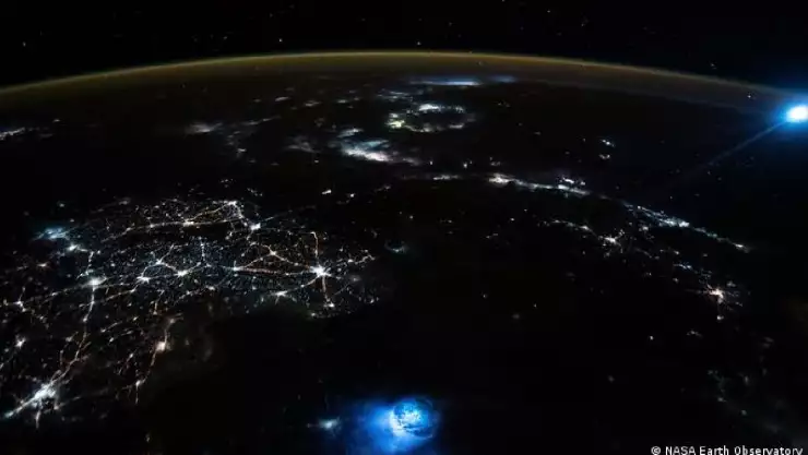 ¿Qué es Astronauta capta manchas azules en la atmósfera de la Tierra