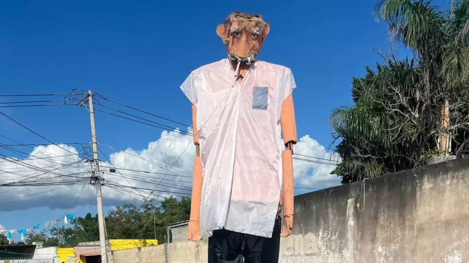 Muñeco de viejo de 4 metros en Kanasín se viraliza en redes sociales