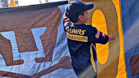 Niño de Pumas motivador