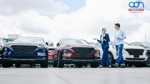  Autos nuevos en un concesionario 