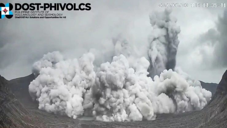 Erupción de volcán en Filipinas es captado en VIDEO