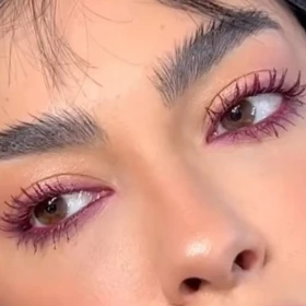 Cómo usar rímel color borgoña para lograr unas pestañas con volumen y abrir la mirada después de los 50