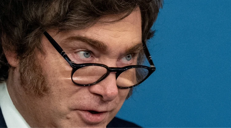 FOTO DE ARCHIVO: El presidente de Argentina, Javier Milei, pronuncia un discurso en la Universidad Yeshiva de Manhattan, en la ciudad de Nueva York, EE. UU., el 9 de marzo de 2026.