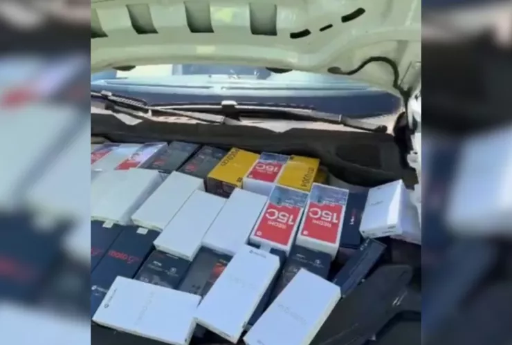 ¡Más de 25 millones de pesos! Detienen a dos mujeres con 100 celulares robados ESCONDIDOS EN EL MOTOR de su camioneta (VIDEO).jpg
