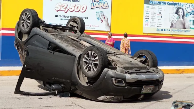 El percance ocurrió en la colonia Guadalupe Victoria; una camioneta volcó tras ser impactada