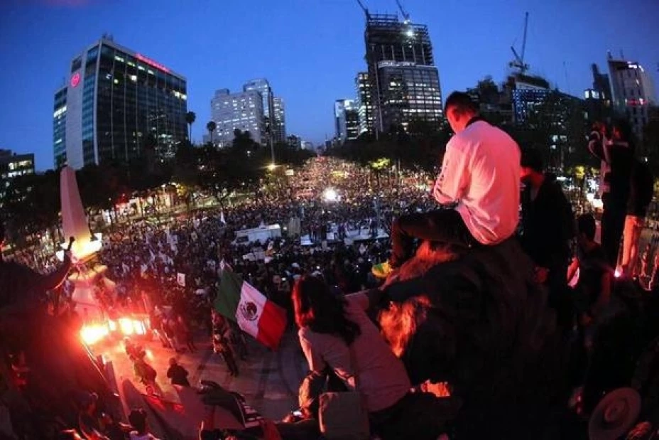 Al Zócalo capitalino llegan contingentes para marchar