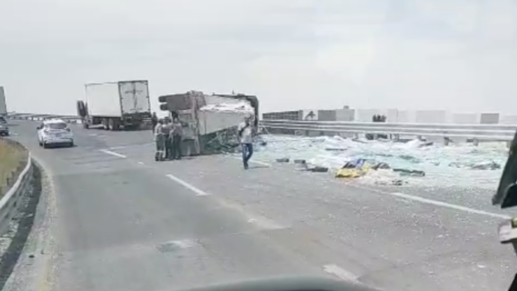 Vuelca tráiler en el Distribuidor Vial Buenavista en Santa Rosa Jáuregui hoy 19 de julio 2026