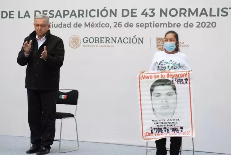 madre relsata trabajo amlo estudiantes ayotzinapa.jpg