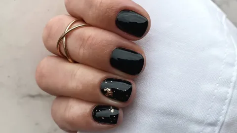 uñas minimalistas colores oscuros
