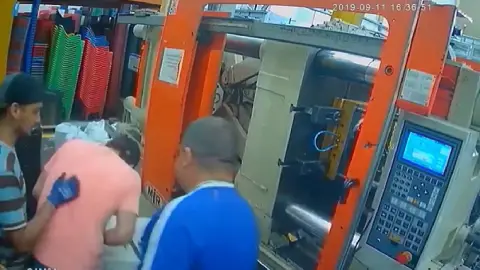 Prensa APLASTA la mano a trabajador