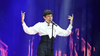 Por su parte, Espinoza Paz discrepó con las críticas, elogiando la elegancia de Jessy y su personalidad, a pesar de notar algunas desafinaciones. En contraste, el crítico de hierro señaló que Jessy parecía “sobre confiado” y opinó que esto afectó la conexión emocional de la canción, dejándole una impresión de falta de sentimiento.