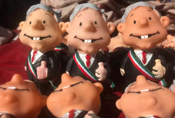 Muñecos de AMLO presidente