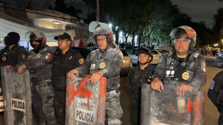 Pobladores de Xochimilco se enfrentan a policías para liberar a 5 detenidos en Tlalpan