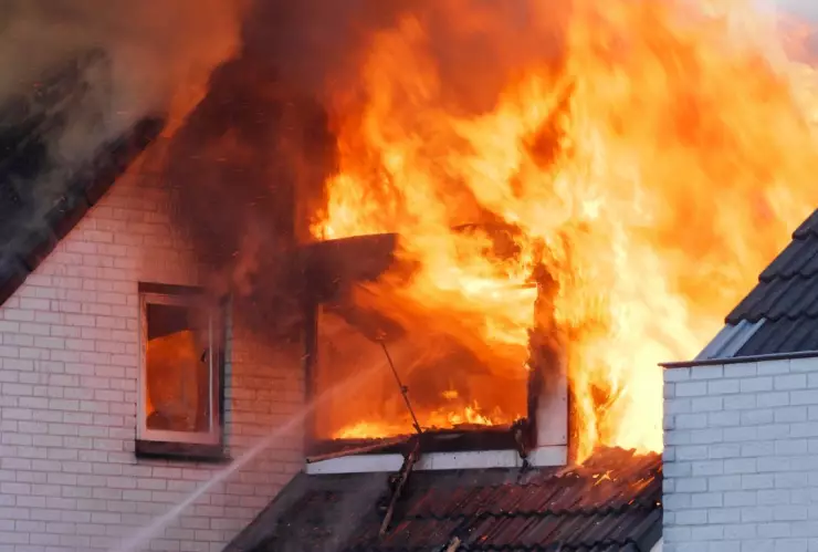 Papá incendia casa con toda su familia dentro