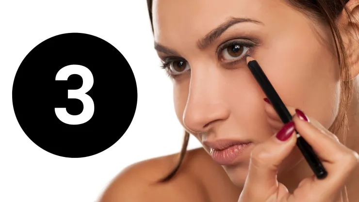 3 tonos de delineador para mujeres de 40 años que aporten luz y elegancia a la mirada