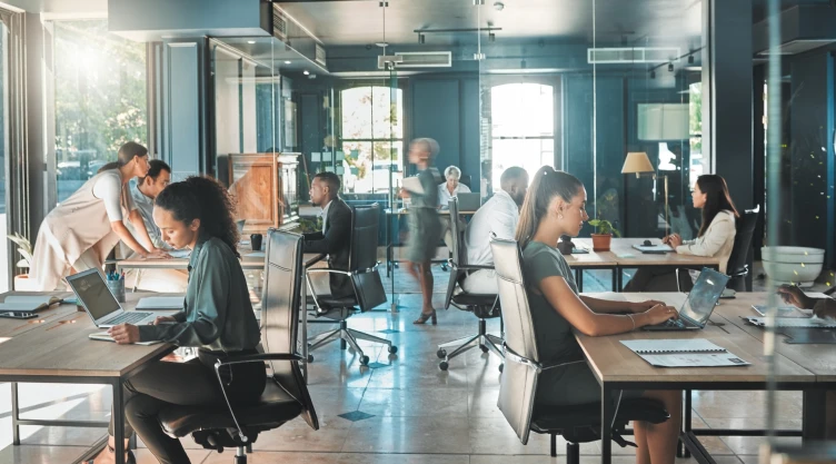 Personas trabajando en una oficina