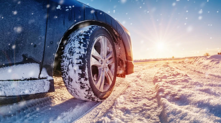 Auto sobre la nieve