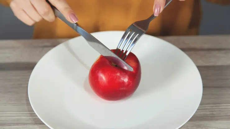 Mujer preparándose para comer una manzana