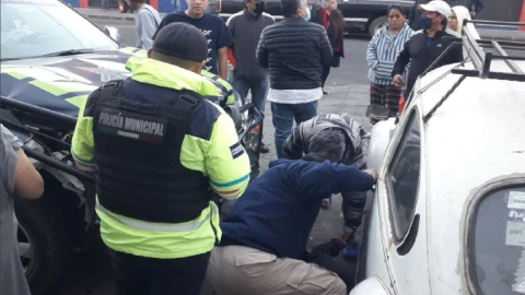 patrulla choca contra auto y atropella a estudiante puebla.