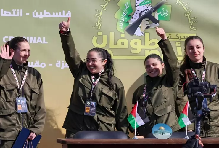 Hamas libera a 4 mujeres soldados israelíes a cambio de 200 prisioneros, como parte del alto al fuego en Gaza