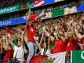 La afición de Portugal alenta a su equipo en el juego contra Eslovenia.jpg