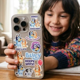 /estilo-de-vida/5-stickers-bluey-bingo-pegar-celular