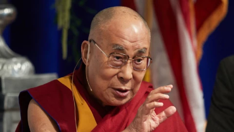 El Dalái Lama se disculpó por pedirle a un niño “chuparle la lengua”.