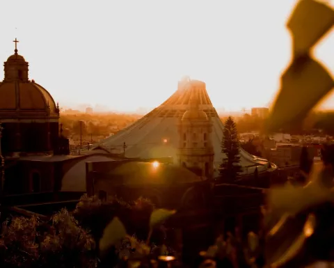 Foto de la antigua y la nueva Basílica de Guadalupe.