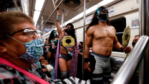 luchadores_metro.jpg