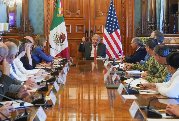 AMLO con Liz Sherwood.jpeg