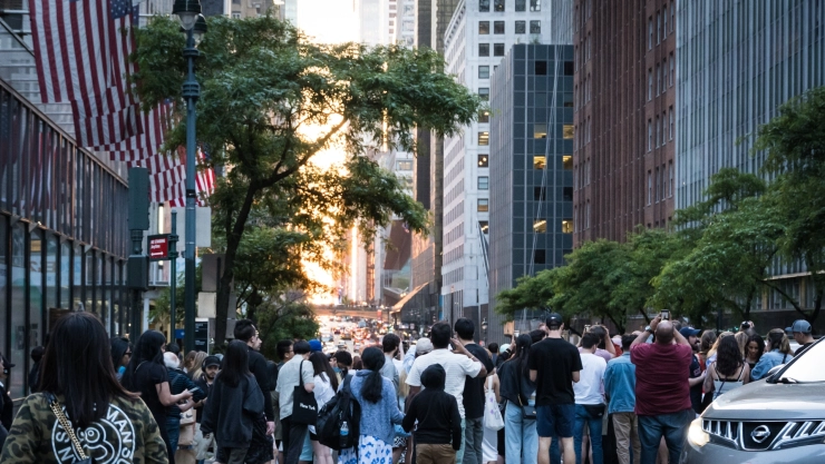Ciudadanos de Nueva York a la espera del Manhattanhenge
