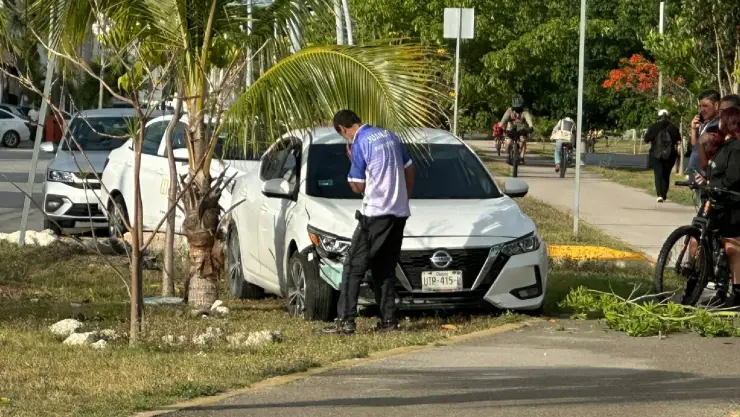 ¡Accidente mañanero en Cancún! Hombre pierde el control de su auto en la avenida Huayacán