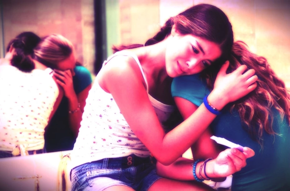 Adolescente con prueba de embarazo