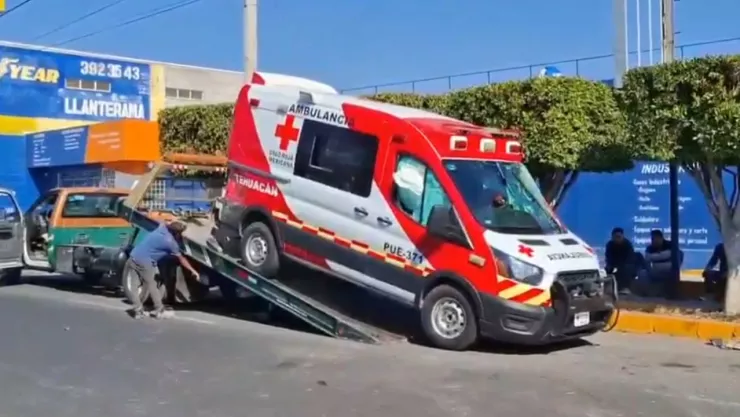 Choque entre combi y ambulancia en Tehuacán deja cinco lesionados este 27 de febrero.jpg