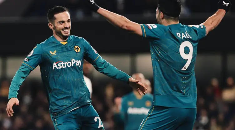 Raúl Jiménez celebra con Pablo Sarabia