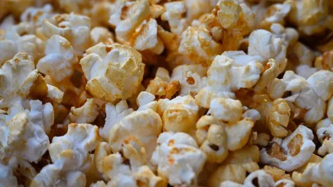 ¿Cómo hacer palomitas con sabor a pan de muerto? El snack viral que combina tradición y cine en casa