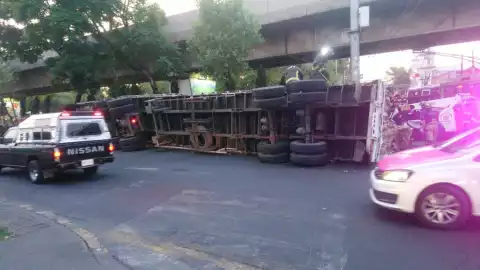 TRAILER VOLCADO EN CDMX