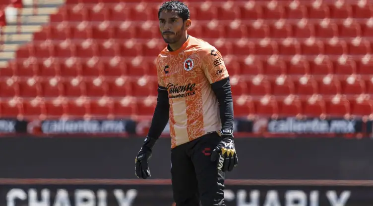 Jesús Corona con Xolos.jpg