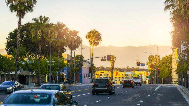 Autos transitan por calle de Los Ángeles, California