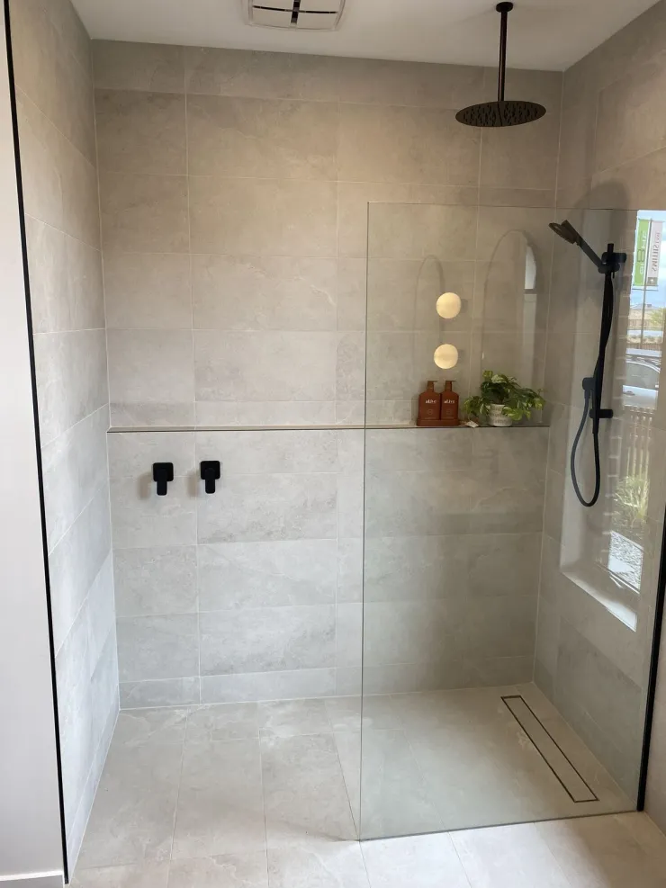 Dile adiós al minimalismo: 3 ideas modernas para decorar el baño hoy mismo