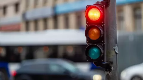 Luz blanca en los semáforos