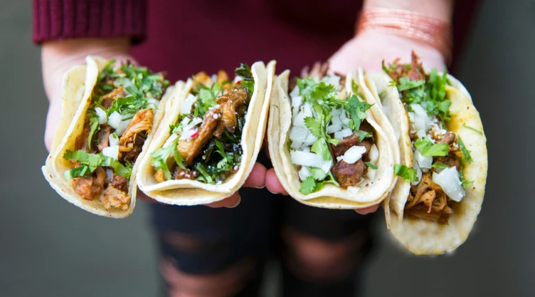 Una mujer sostiene tacos