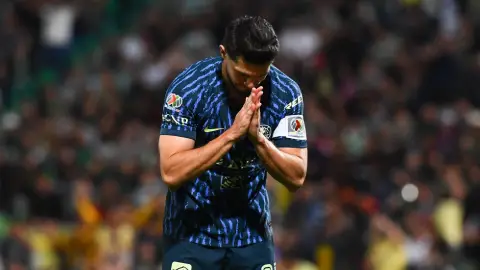 Henry Martín celebra su sexto gol ante Santos desde los once pasos